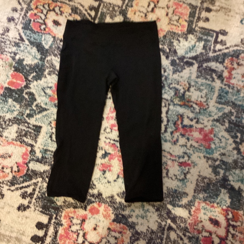 Woman’s cropped athletic leggings